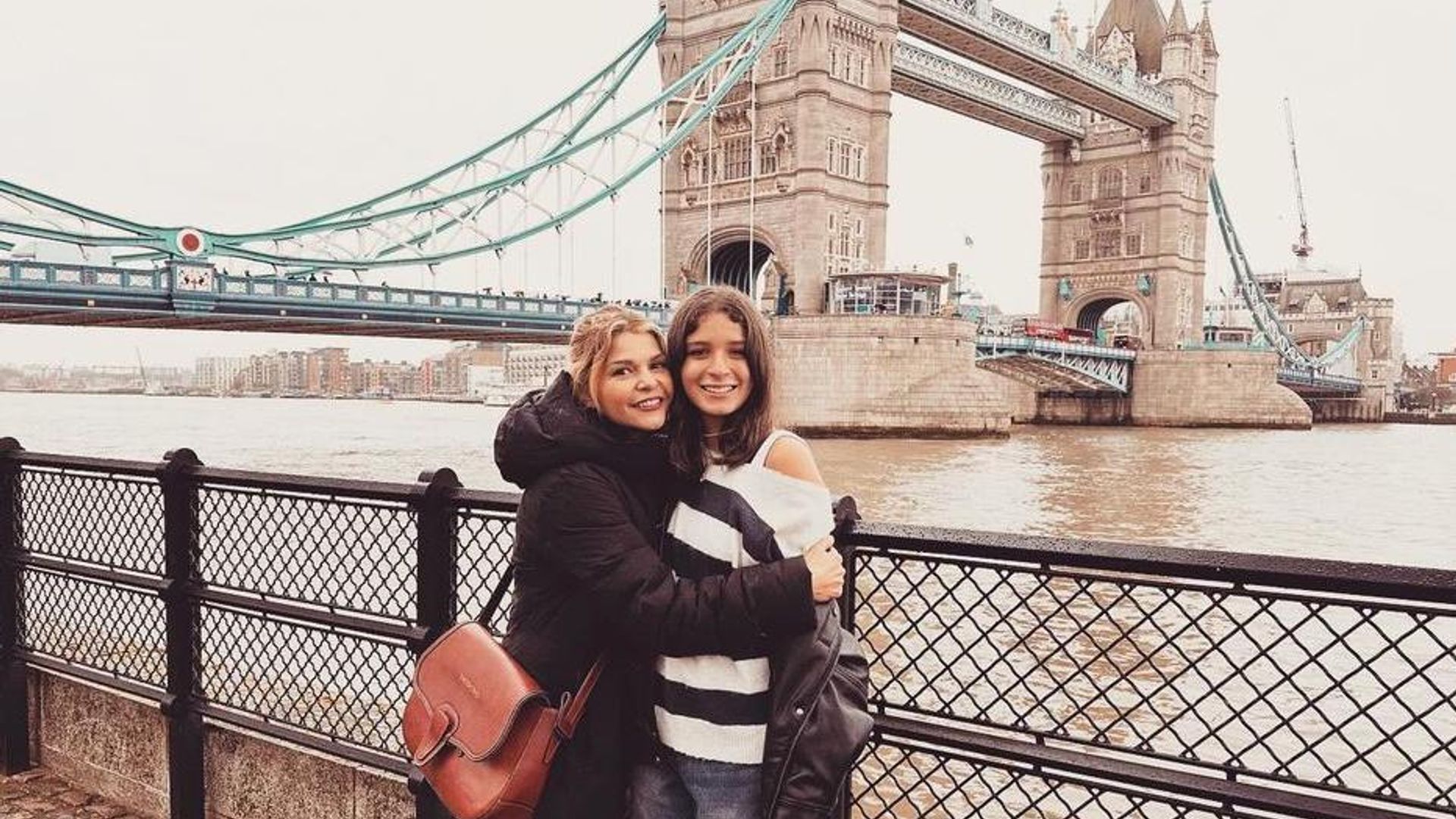 Orgullosa de su hijo Eduardo, Itatí Cantoral viajó a Londres para celebrar su último logro