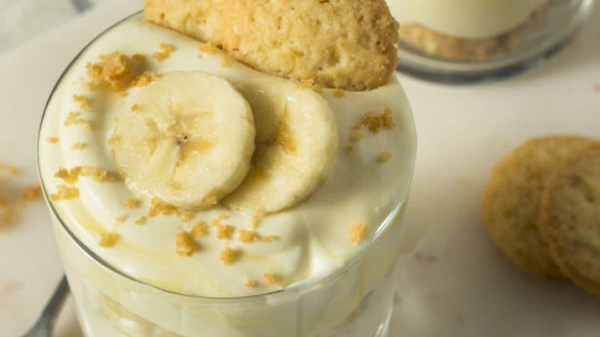 Vasitos de natillas con plátano y galletas de mantequilla