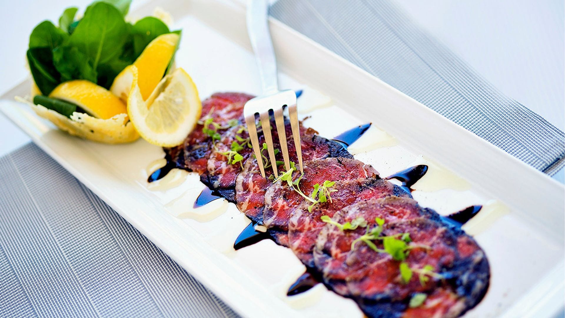 Carpacho de solomillo ibérico con reducción de vino PX