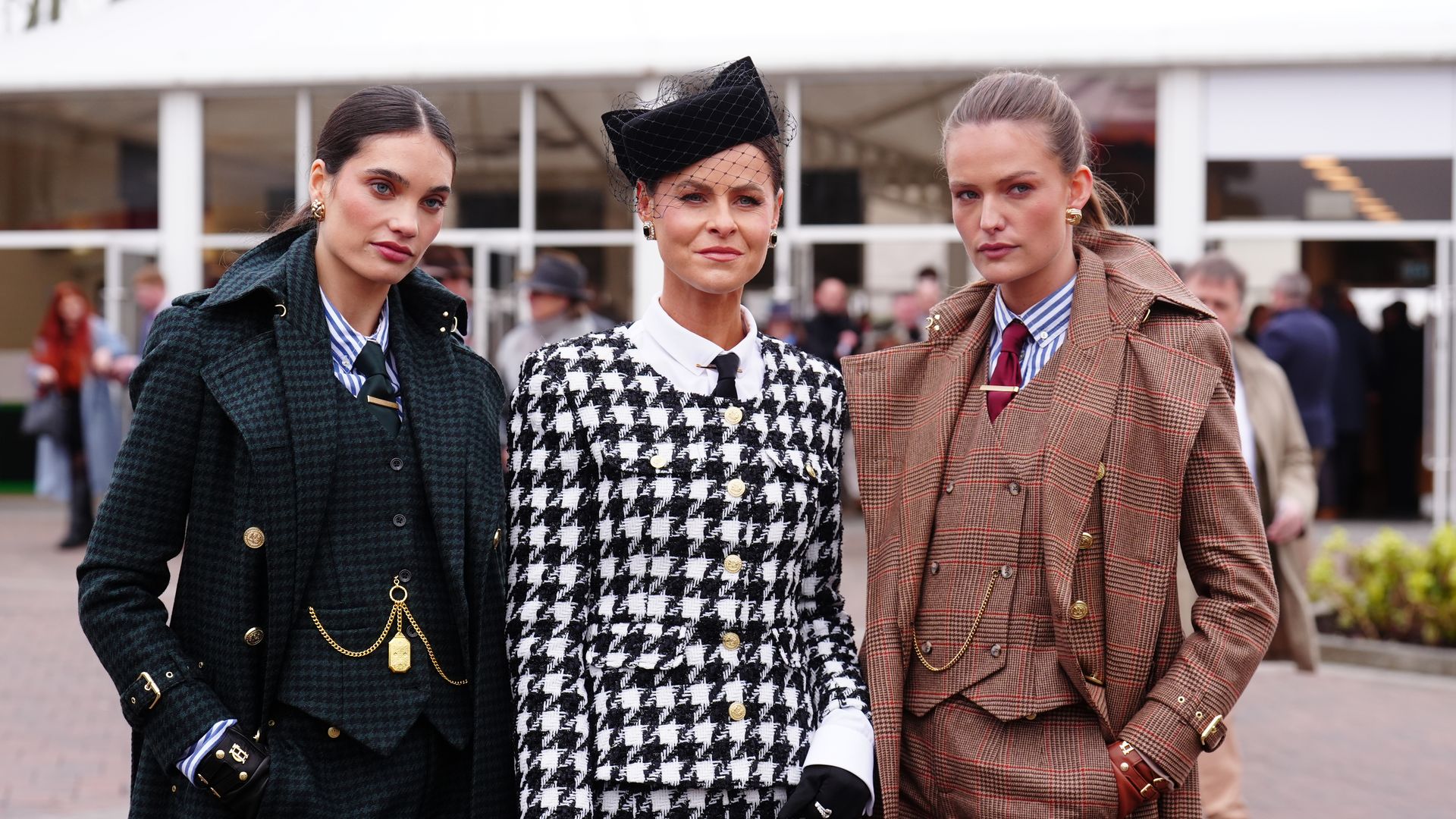 Las invitadas al Festival de Cheltenham te inspirarán en días de lluvia con estos 10 looks 