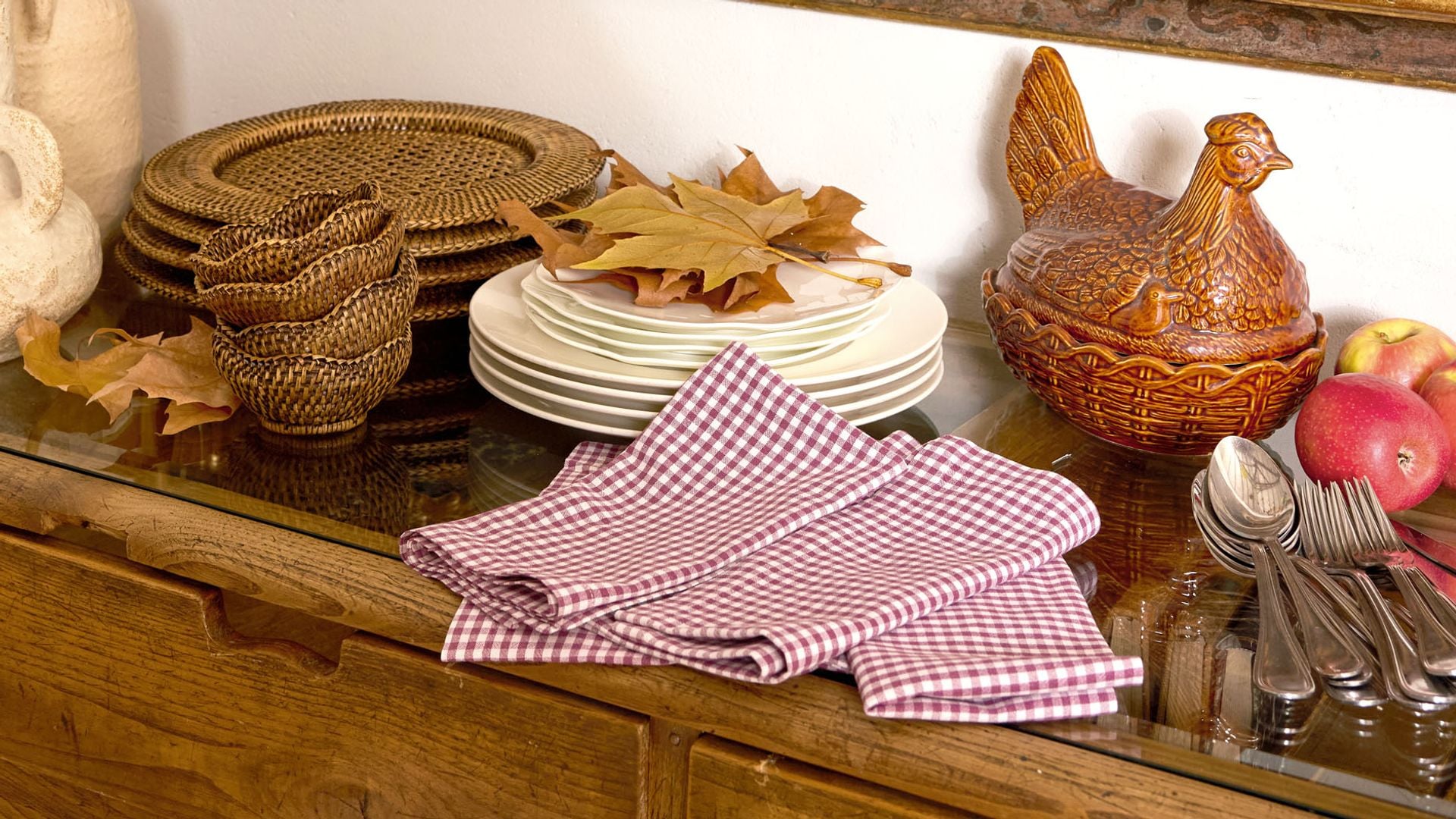 Detalle de uno de los muebles con servilleta