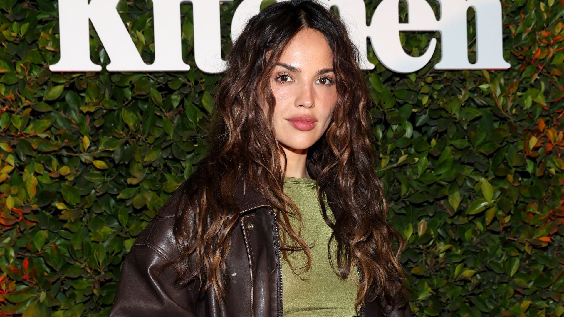 Eiza González presume su tonificado abdomen con los pantalones que son un ‘must’ de primavera