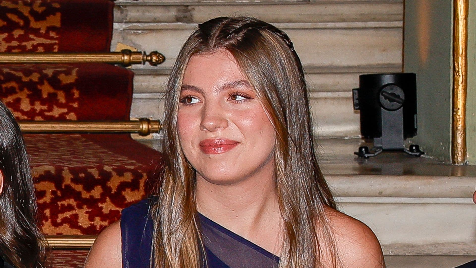 La infanta Sofía destaca como nunca con su look de 'escote Letizia' en Barcelona