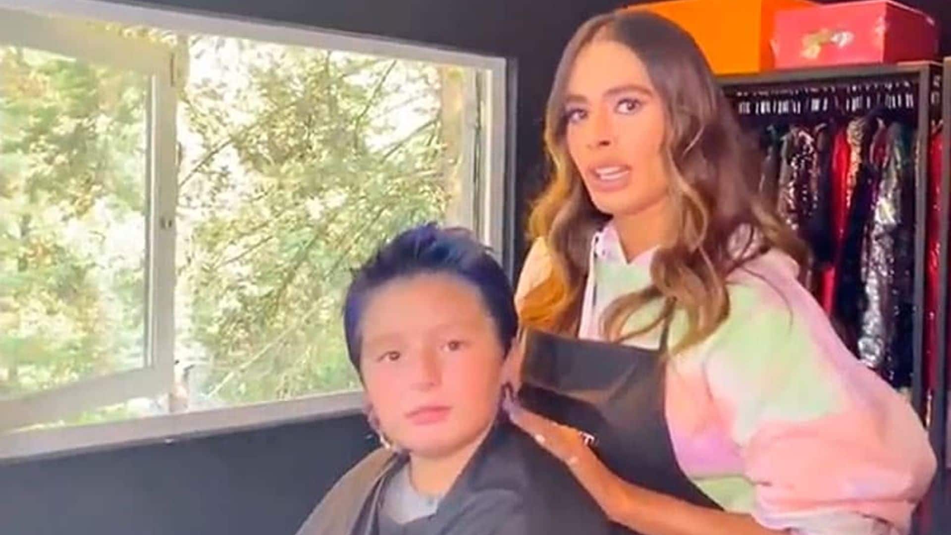 Galilea Montijo le da permiso a su hijo de teñirse el pelo y ¡se lo pinta de azul!