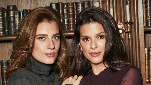 La protagonista de "Valle Salvaje" posa con falda de Duyos, jersey de Tod’s y la «malvada» de la serie lleva "total look" de Philosophy. Las joyas son de Bulgari