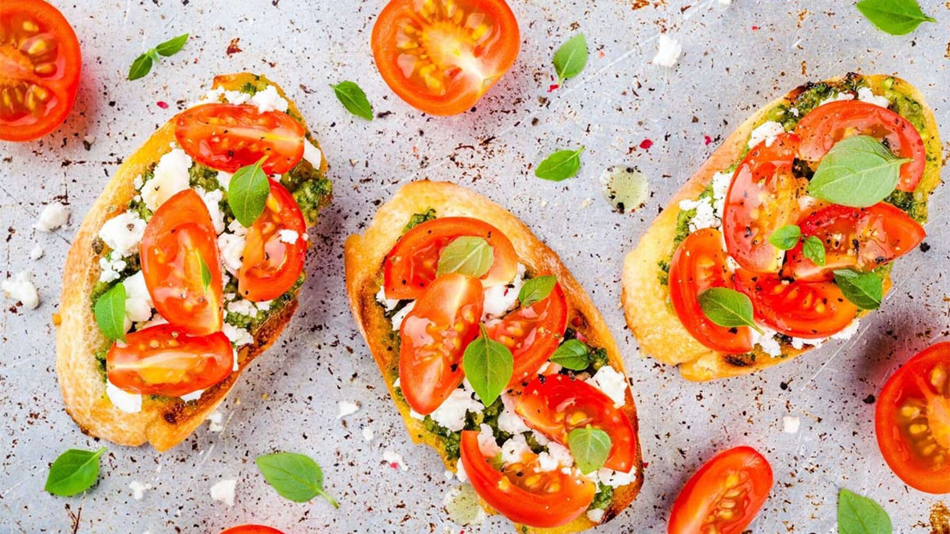 Mollete de queso de cabra, tomate y pesto