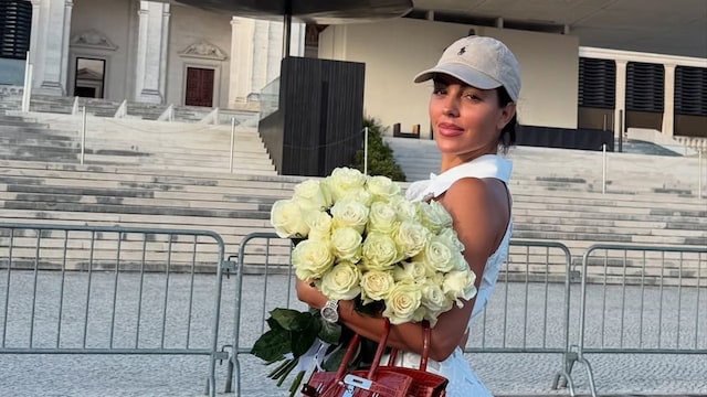 Georgina Rodríguez visita el santuario de la Virgen de Fátima con flores y una gorra