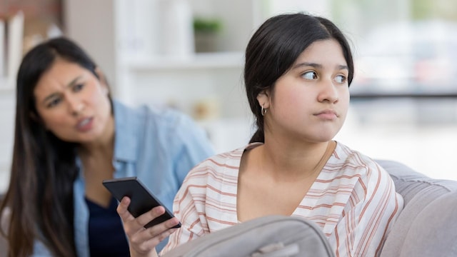 adolescente ignora a su madre