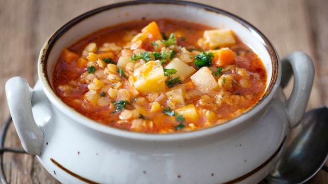 Lentejas con zanahoria, patata y tomate