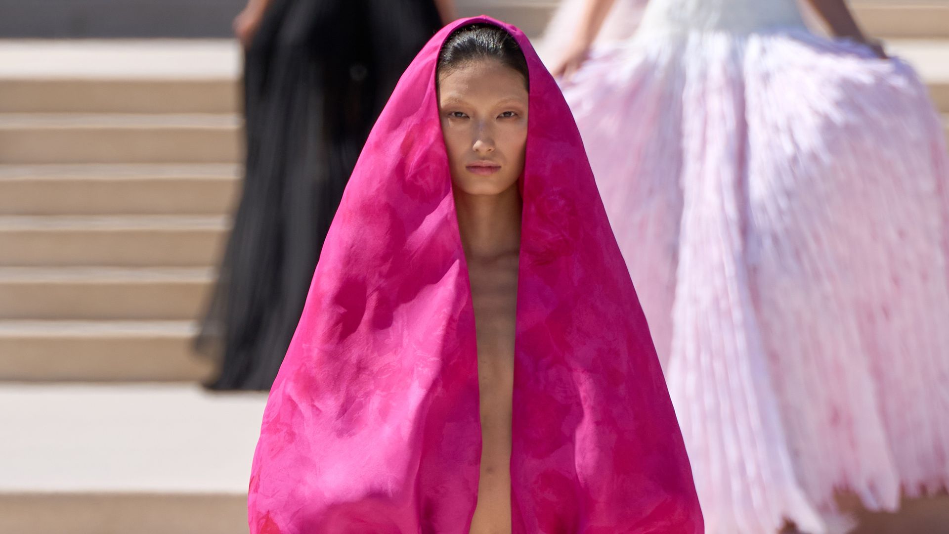 El emocionante debut de Pierpaolo Piccioli en la Alta Costura de Balenciaga: referencias a Cristóbal, capas de plumas y un bolso con miles de cristales