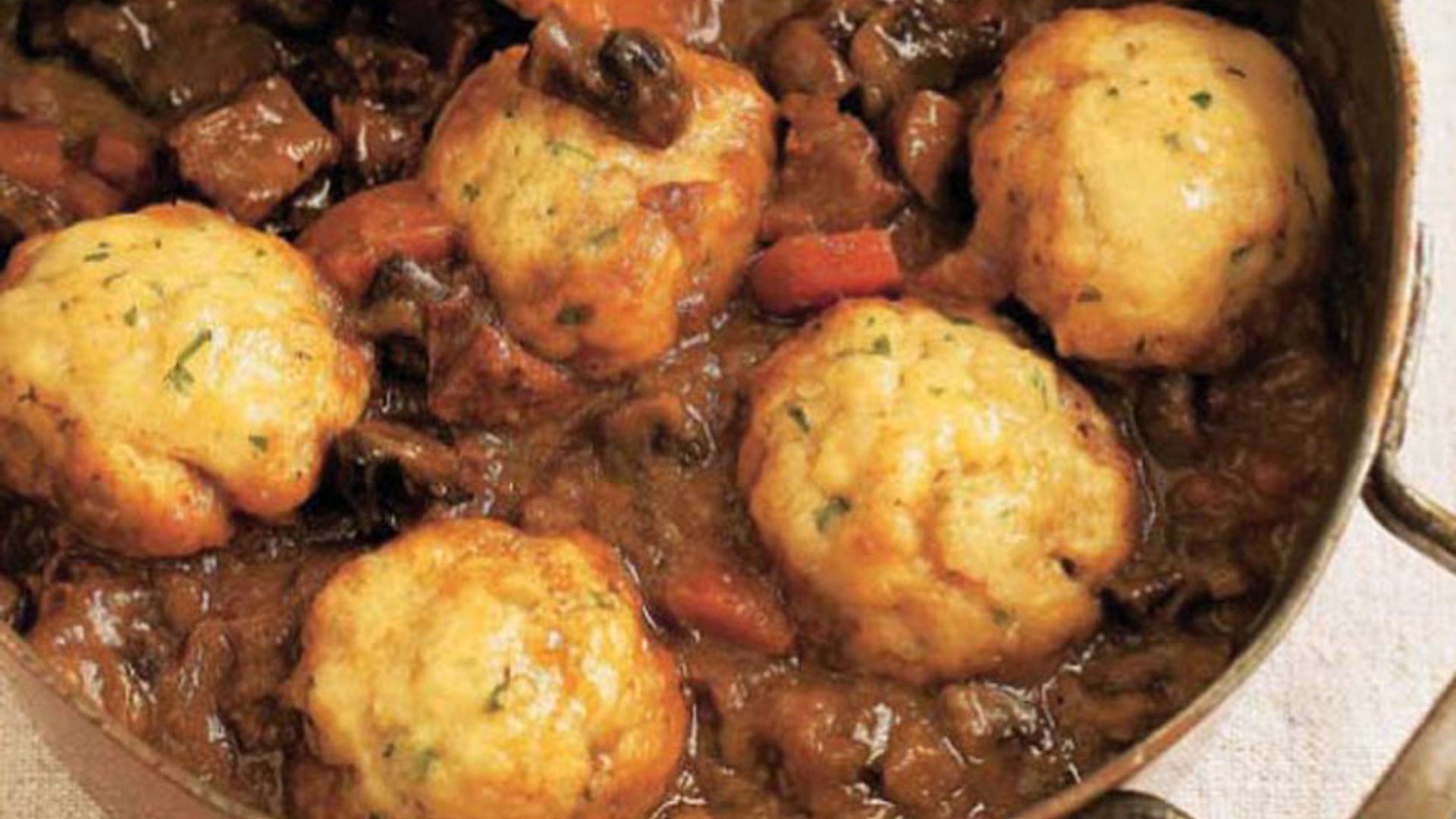 Estofado de vaca con setas y albóndigas de queso