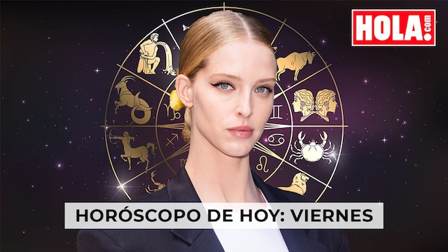 Abby Champion en primer plano, de fondo la rueda del zodiaco