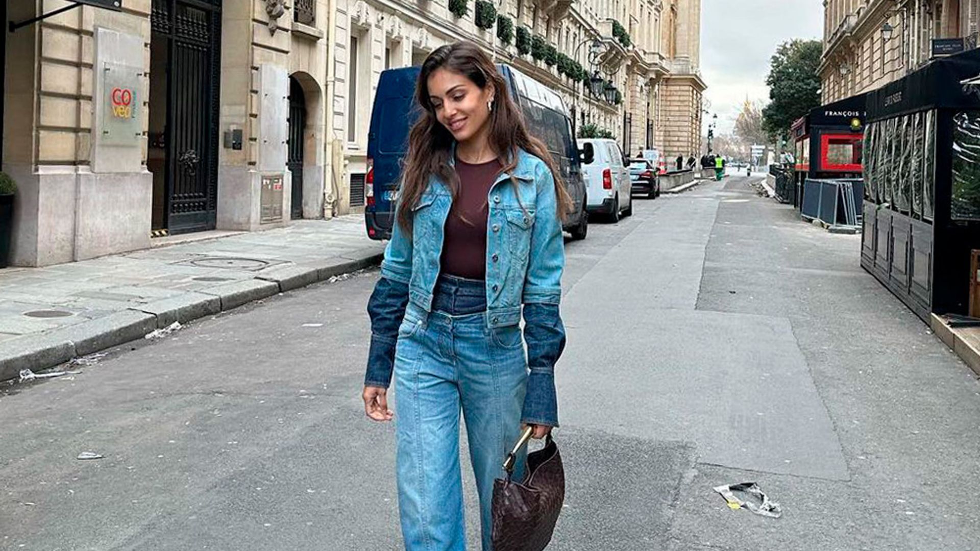 Hiba Abouk apuesta por el look doble 'denim' que amarán las fans de los vaqueros