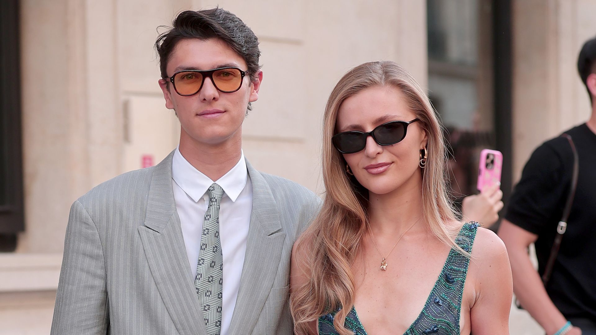 Nicolás de Dinamarca, el conde modelo que arrasa, vuelve a acaparar todos los focos en París junto a su novia Benedikte Thoustrup