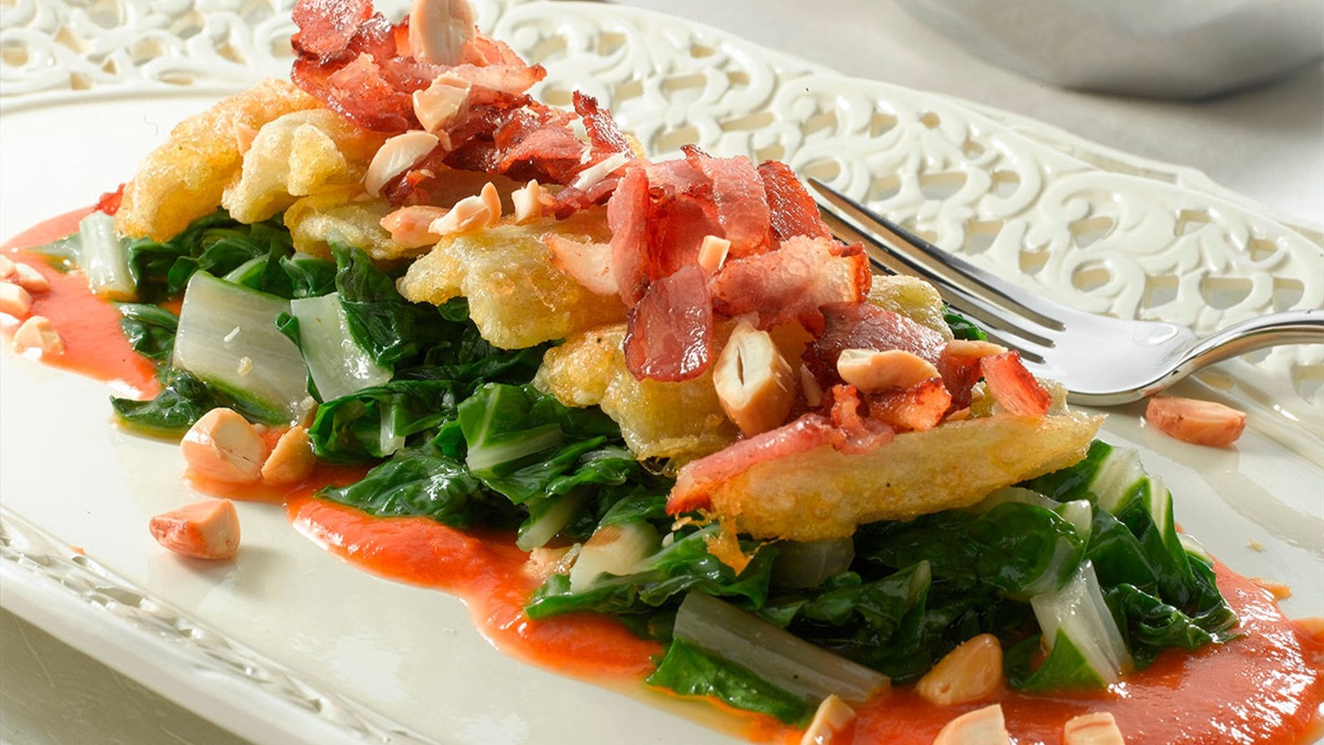 Acelgas cocidas con pencas rebozadas, beicon, tomate y frutos secos