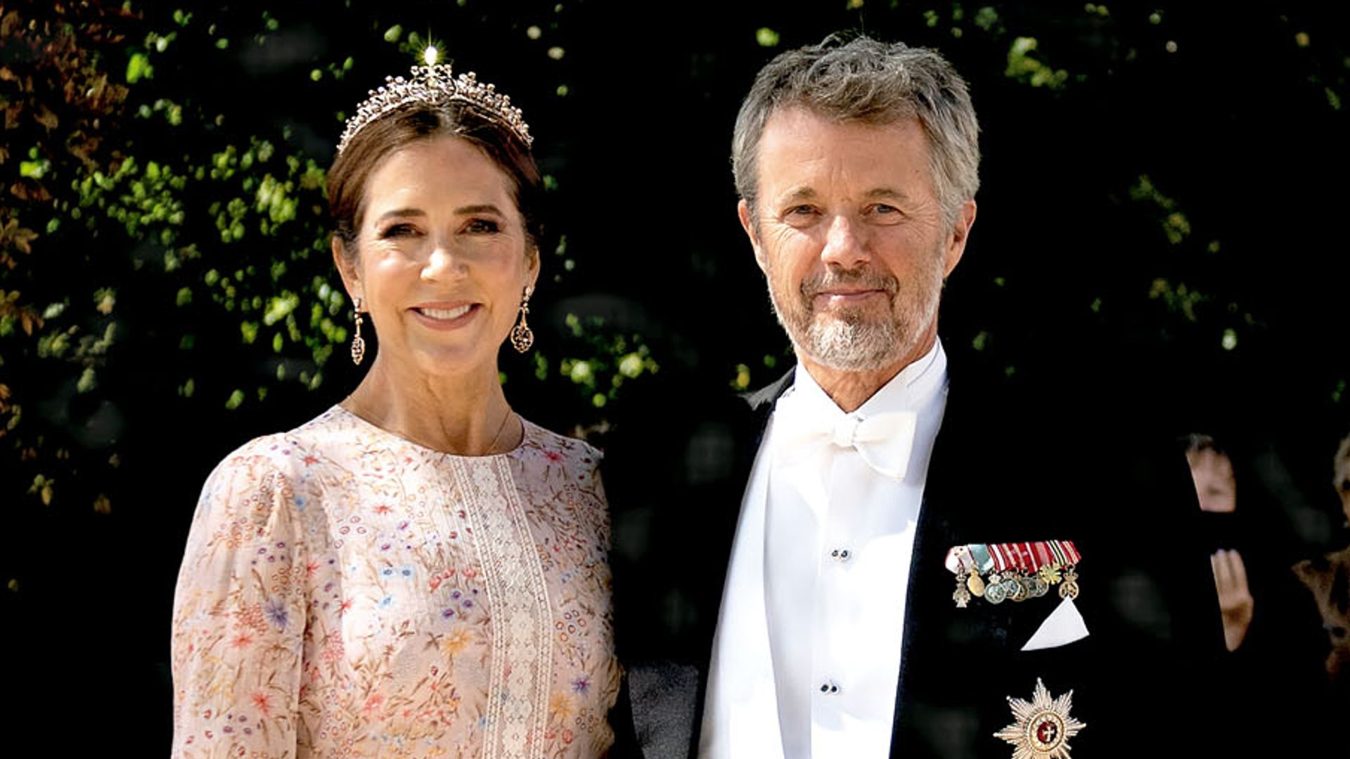 Los reyes Federico y Mary de Dinamarca en la boda del ahijado del monarca 