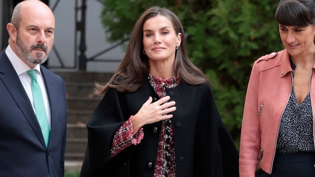 Plano medio de la Reina Letizia con chaqueta de tweed