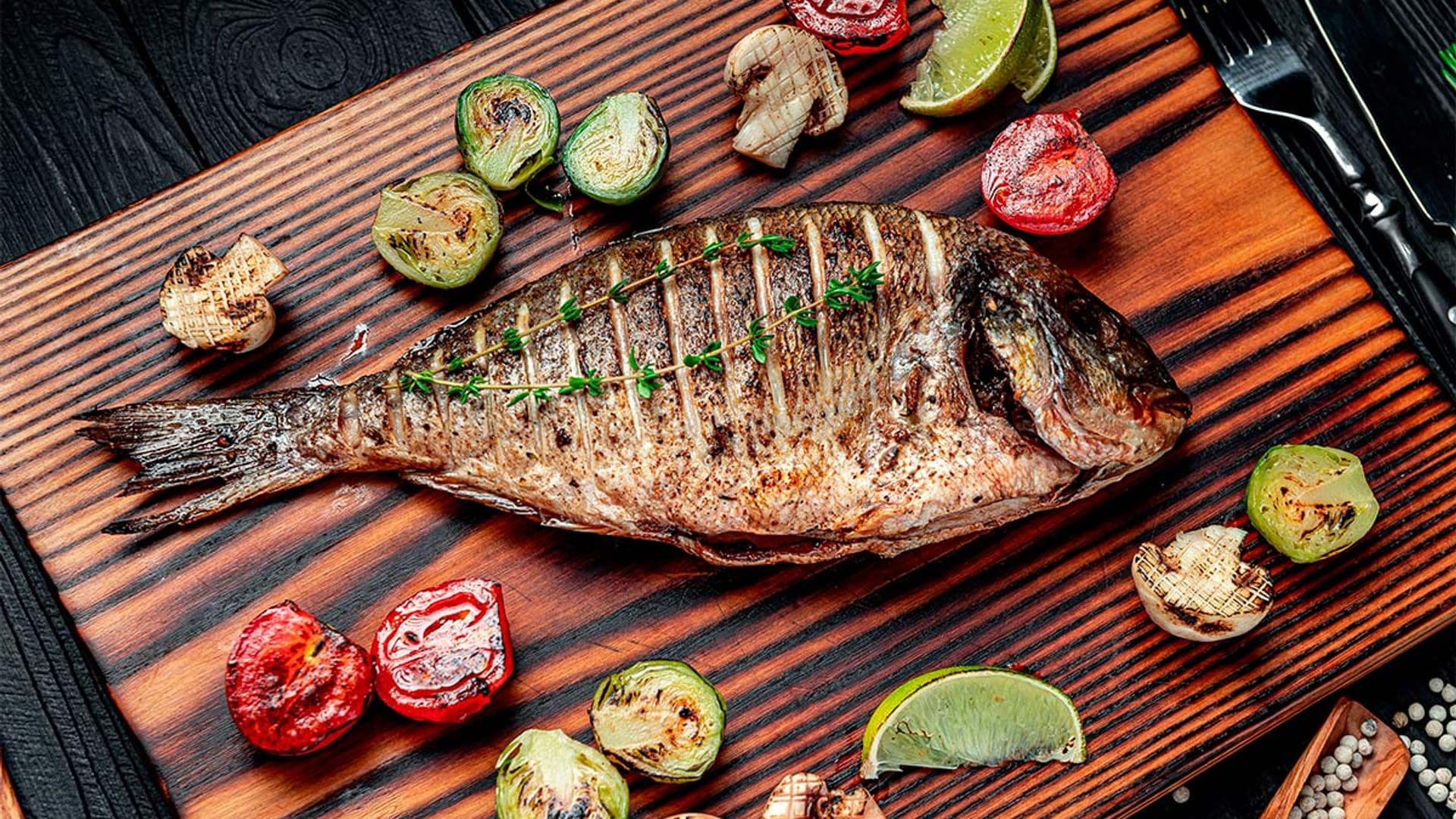 Dorada con hierbas y verduras a la brasa