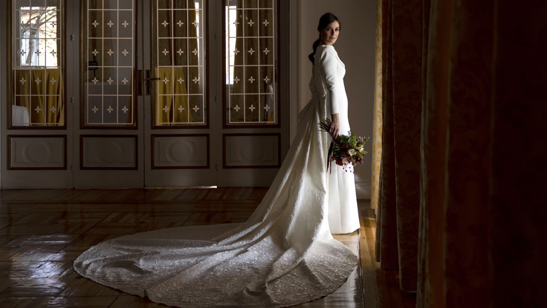 La historia de Mónica, la novia del vestido con cola brocada que se casó en El Escorial