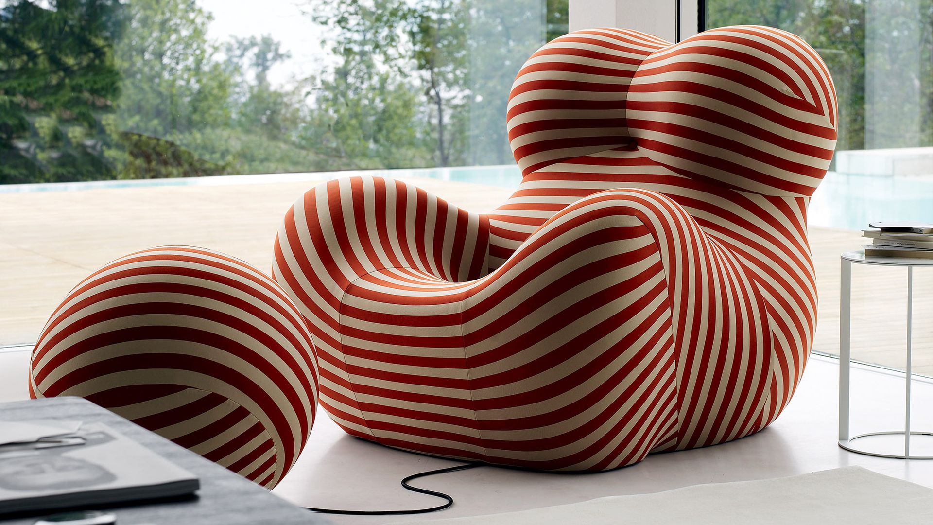 Sillón de formas redondeadas con puf a juego