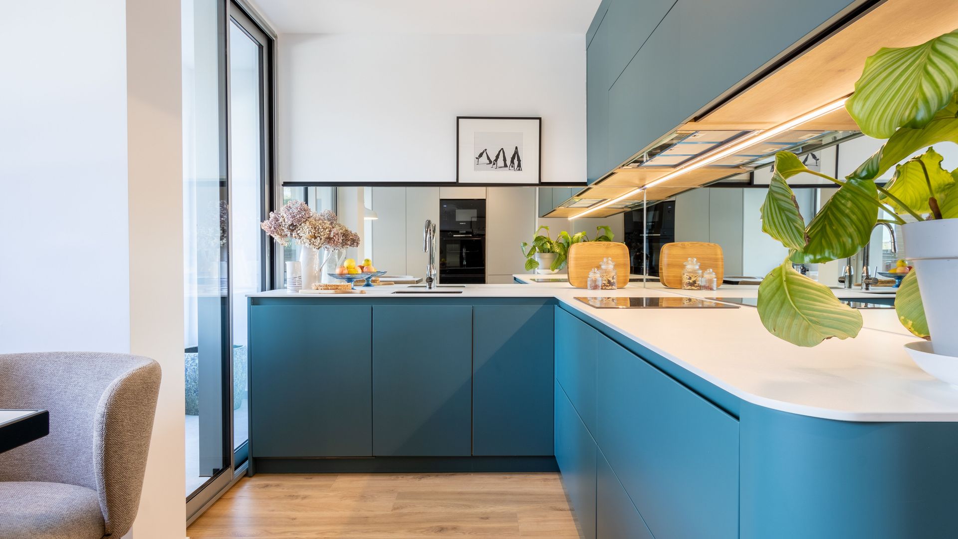 Cocina con frente de antepecho de espejo