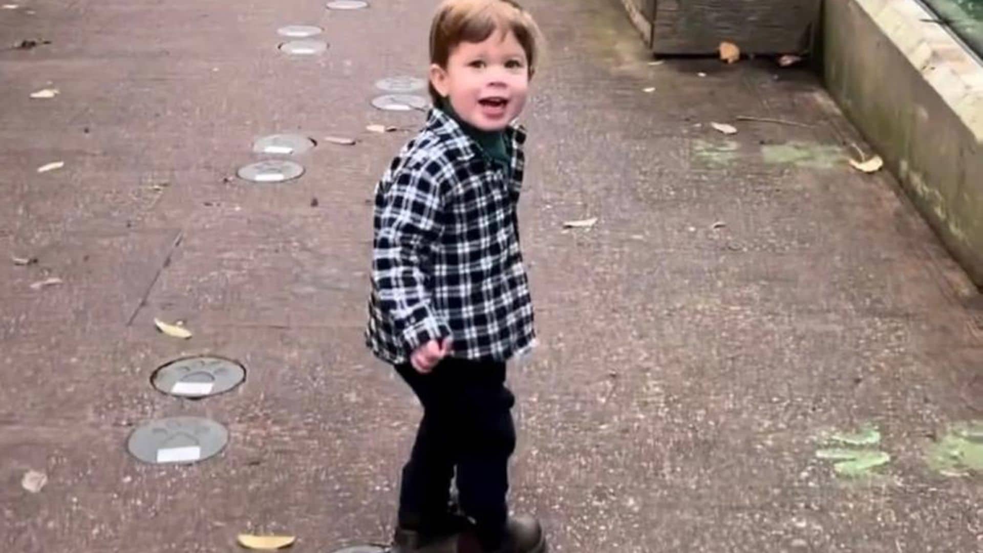 Corriendo, bailando… August, el hijo de Eugenia de York, como nunca le habíamos visto en su 2º cumpleaños
