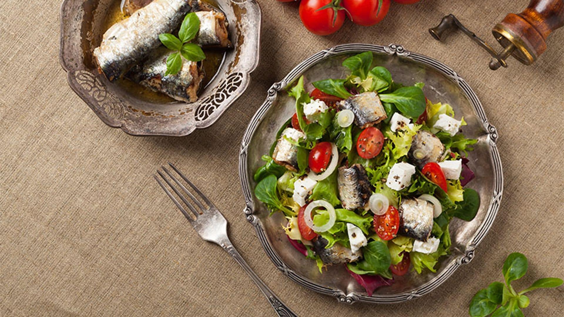 Ensalada de sardinas con queso feta
