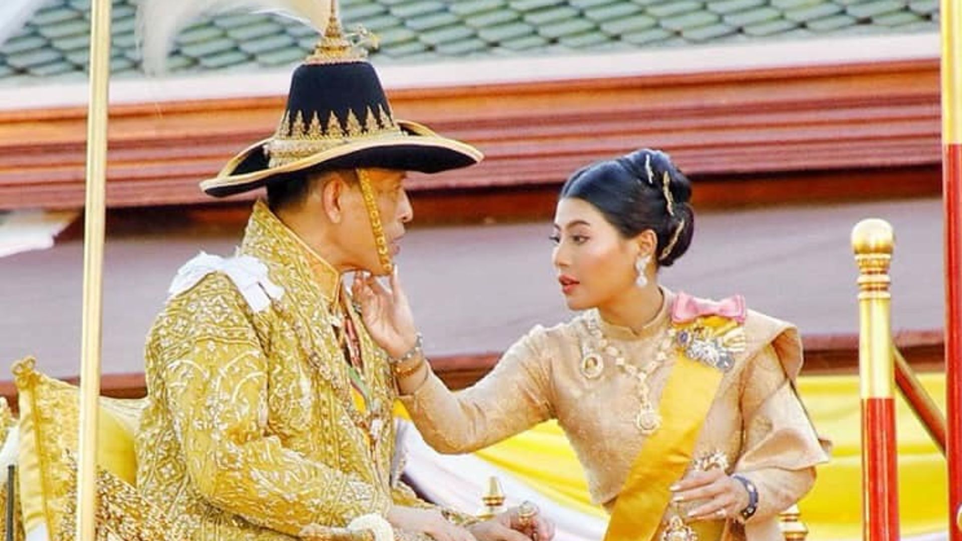 Sirivannavari de Tailandia con su padre, el rey Rama X 