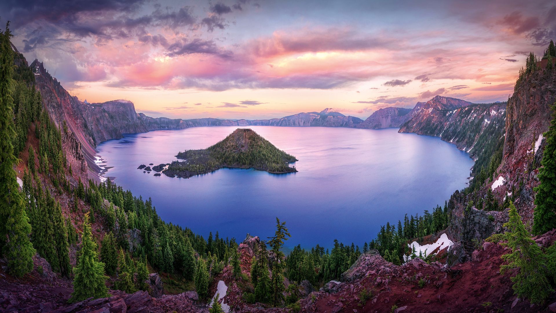 En Oregón, el lago del Cráter (Crater Lake) brilla azul intenso en el corazón de un volcán extinguido.