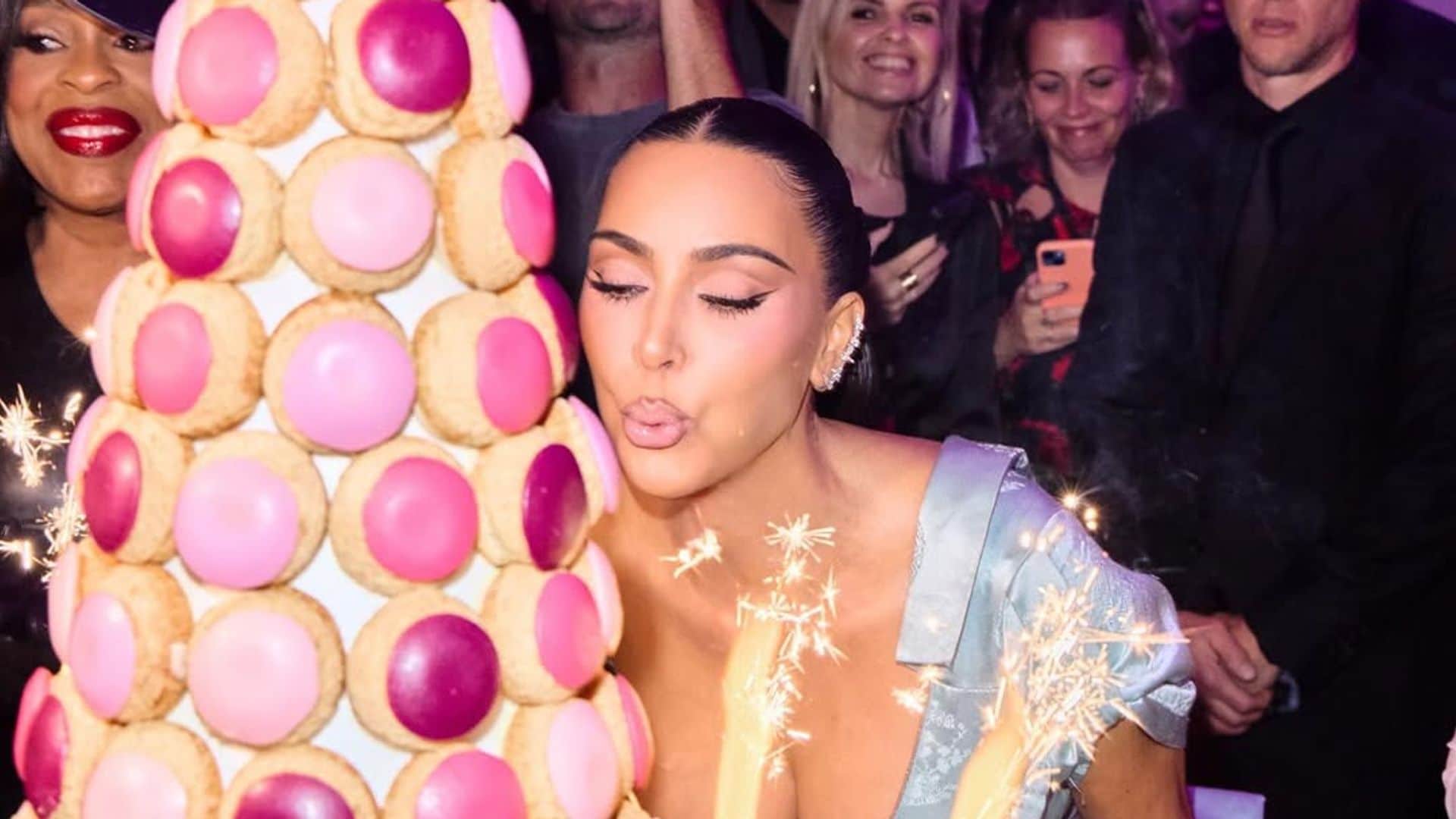Kim Kardashian pidió su deseo al soplar las velitas de su pastel 