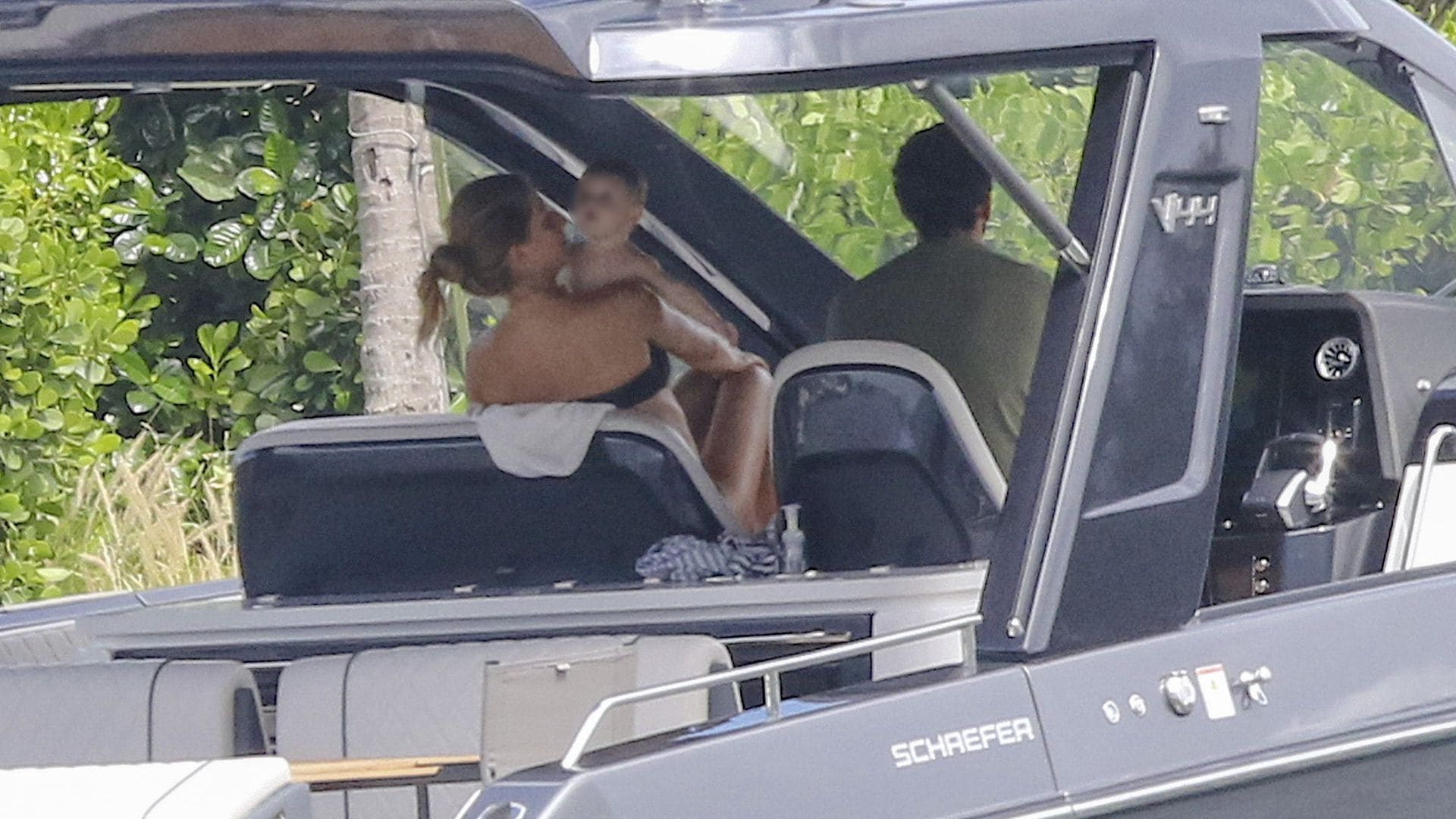 Gisele Bündchen y Joaquim Valente disfrutan de un tranquilo paseo en bote con su pequeño bebé River
