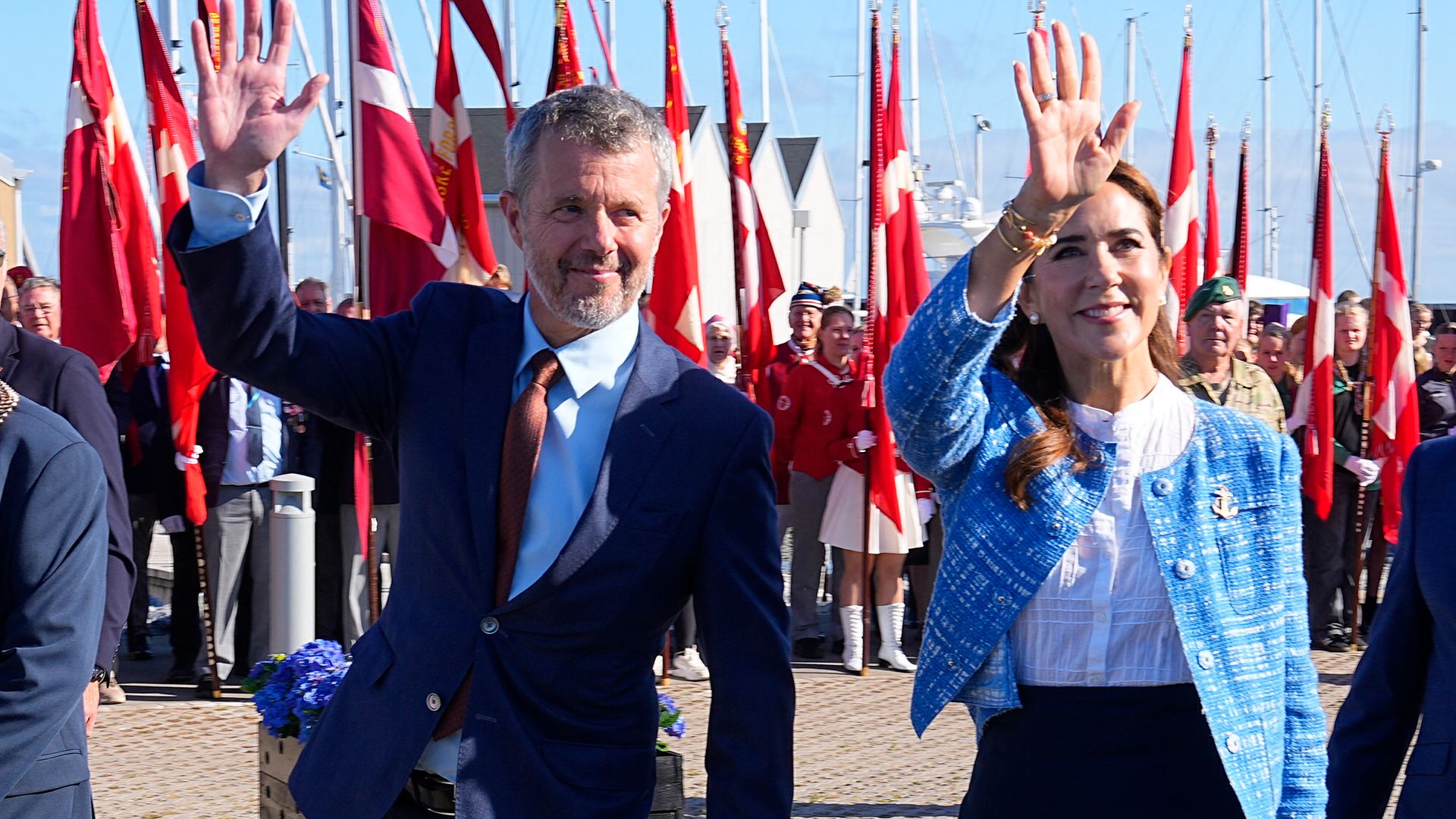 Mary de Dinamarca con chaqueta azul