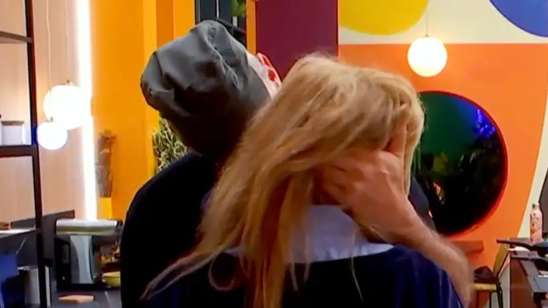 Beso entre Carlos y Belén