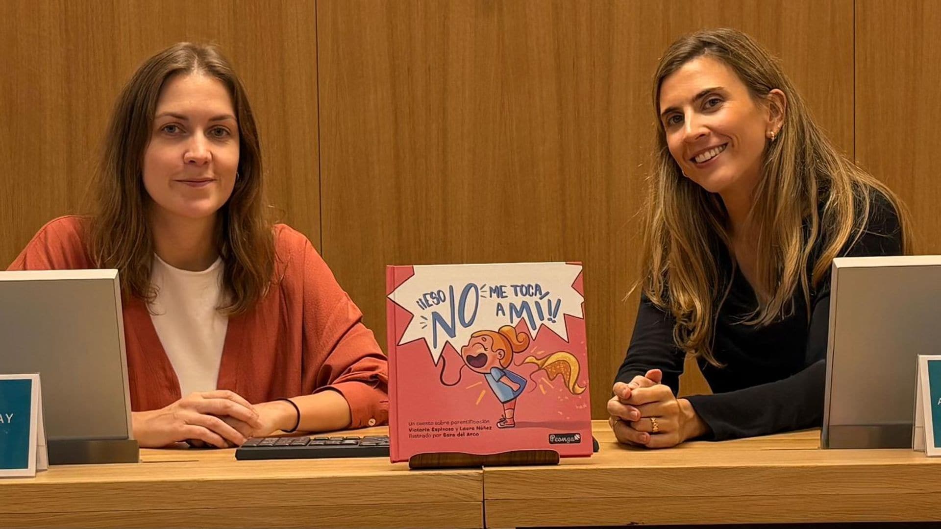 Laura Núñez (izquierda) y Victoria Espinosa (derecha), psicólogas general sanitarias especializadas en infantojuvenil y autoras del libro ilustrado “¡Eso no me toca a mí!” 