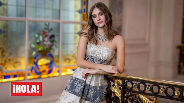  Plano medio de Lucía Ponti en el Baile de Debutantes de París 2024