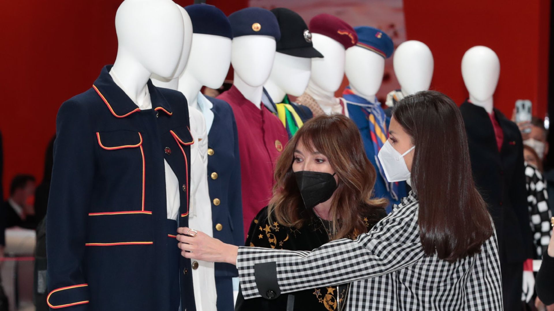 Los uniformes de Iberia que han llamado la atención de doña Letizia en Fitur