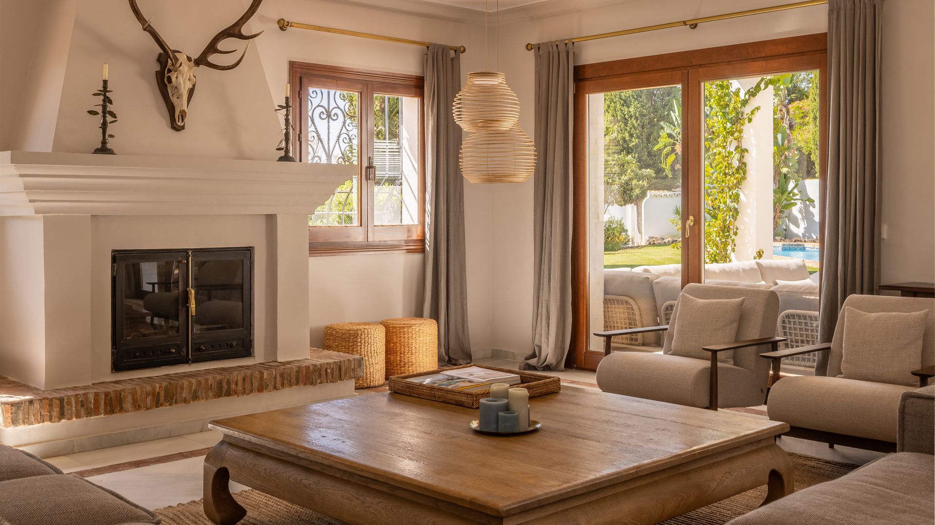 Salón con chimenea y vistas al jardín