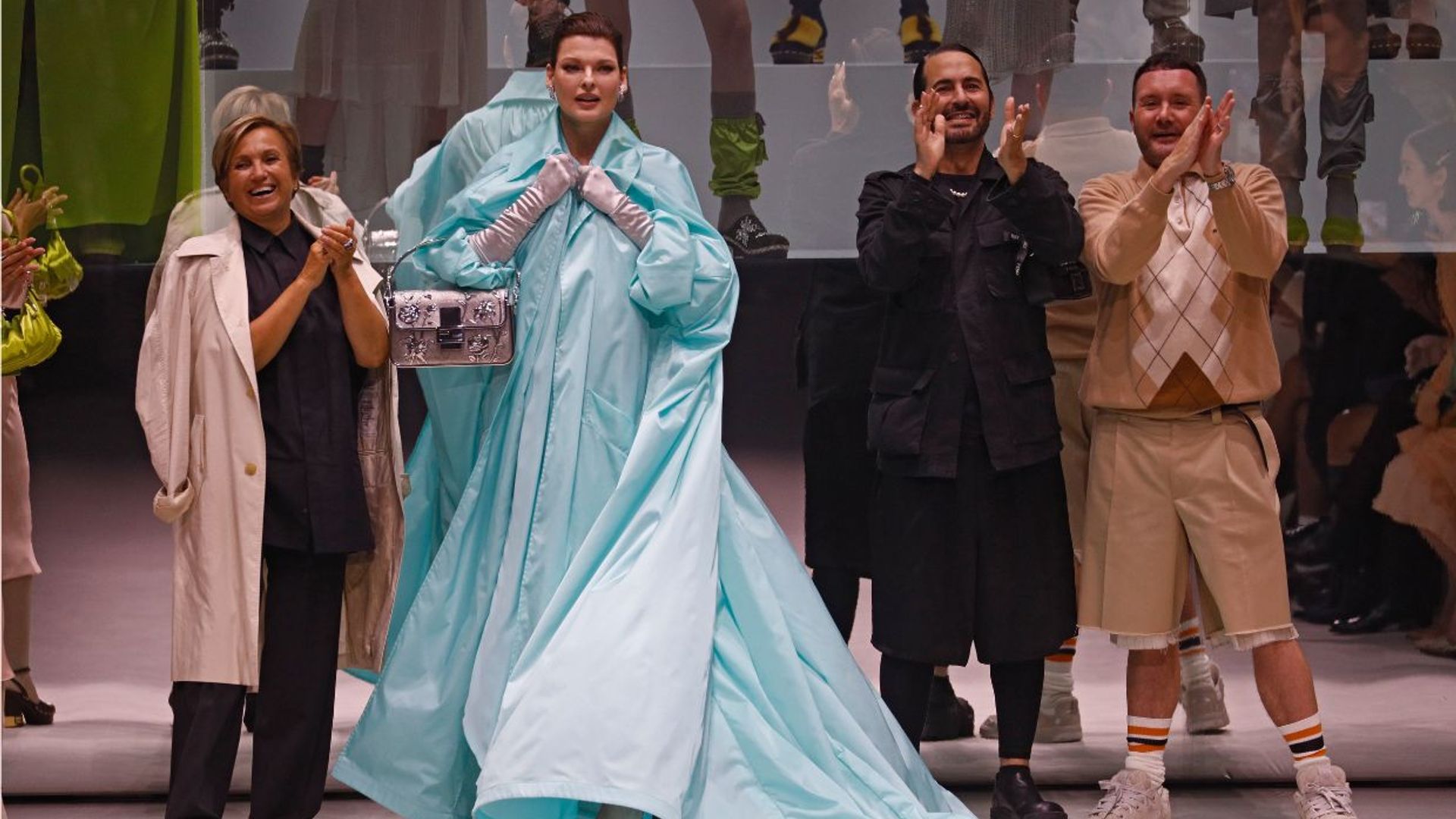 Linda Evangelista regresa a la pasarela después de la operación de estética que la dejó desfigurada