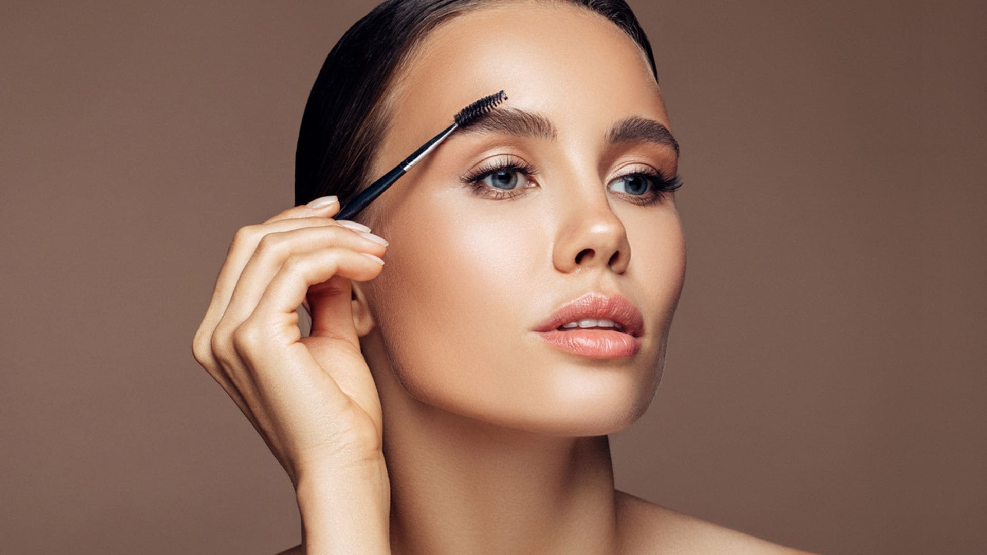 mujer cejas cepillo