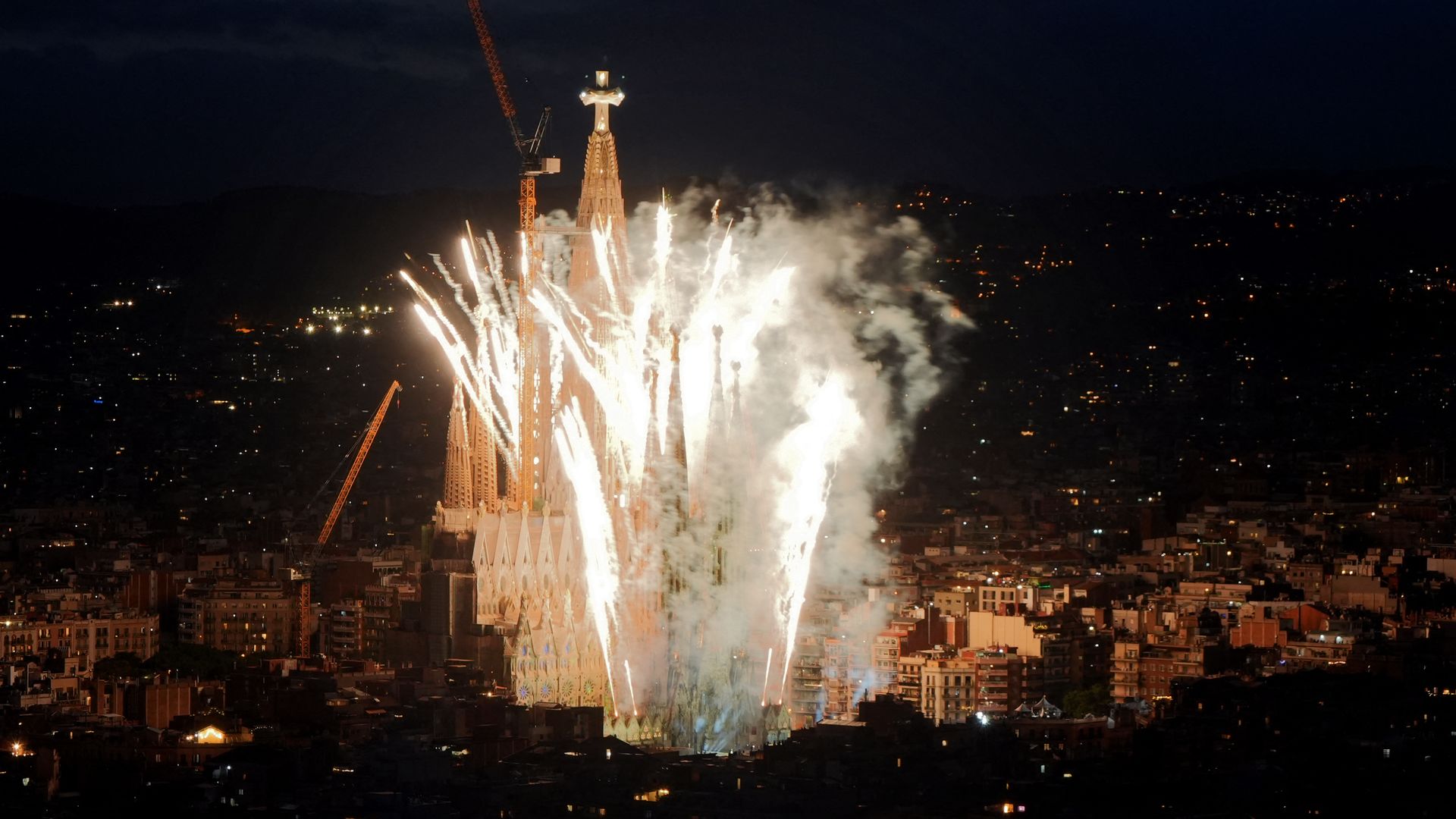 Barcelona estalla en una tormenta de emoción y fuegos artificiales por Gaudí ante el Papa y los Reyes: "Primero el amor"