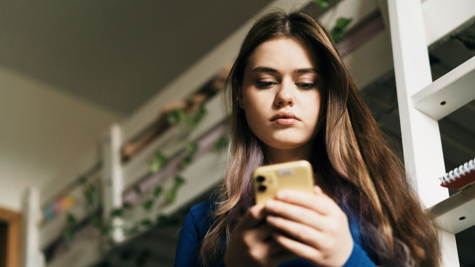 Adolescente con el móvil