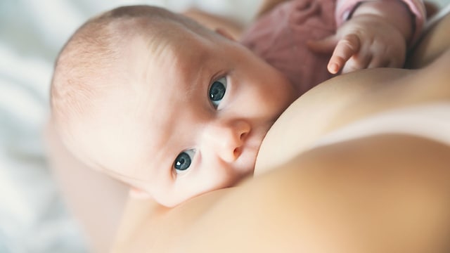 Bebé mamando del pecho de su madre