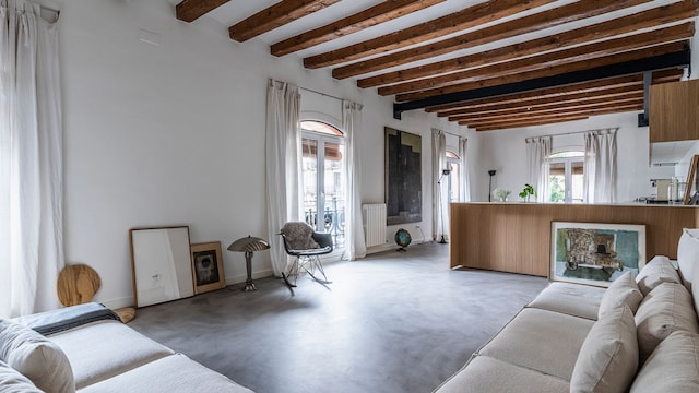 Salón y cocina con suelo en microcemento