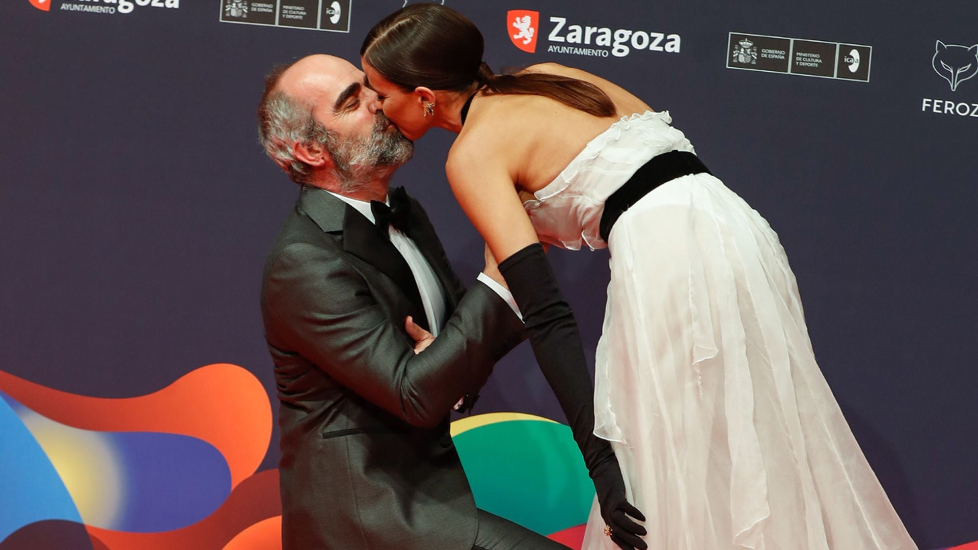 El beso de película de Luis Tosar y María Luisa Mayol en los Premios Feroz