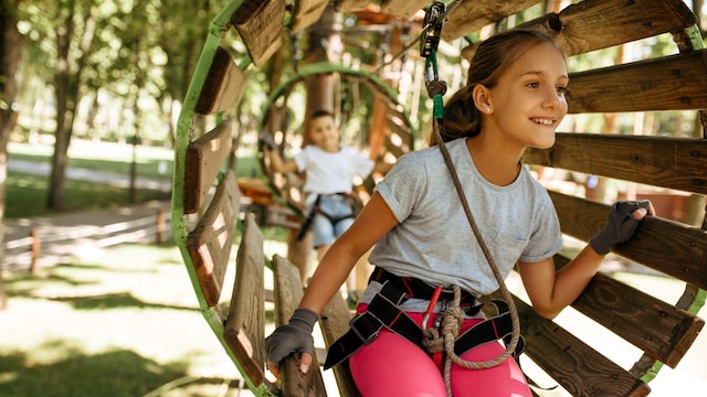 Niños en una actividad deportiva en un campamento de verano