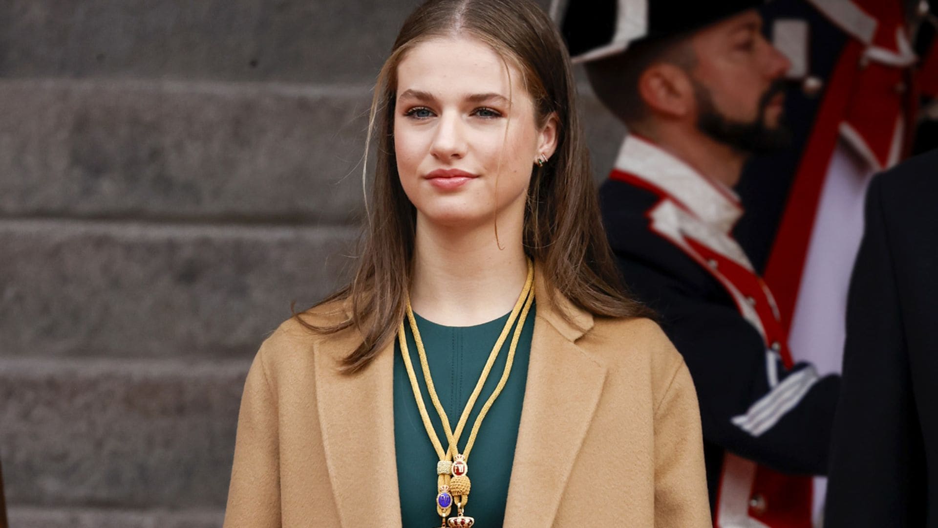 El simbólico look de la princesa Leonor con un vestido verde militar y accesorios de su madre