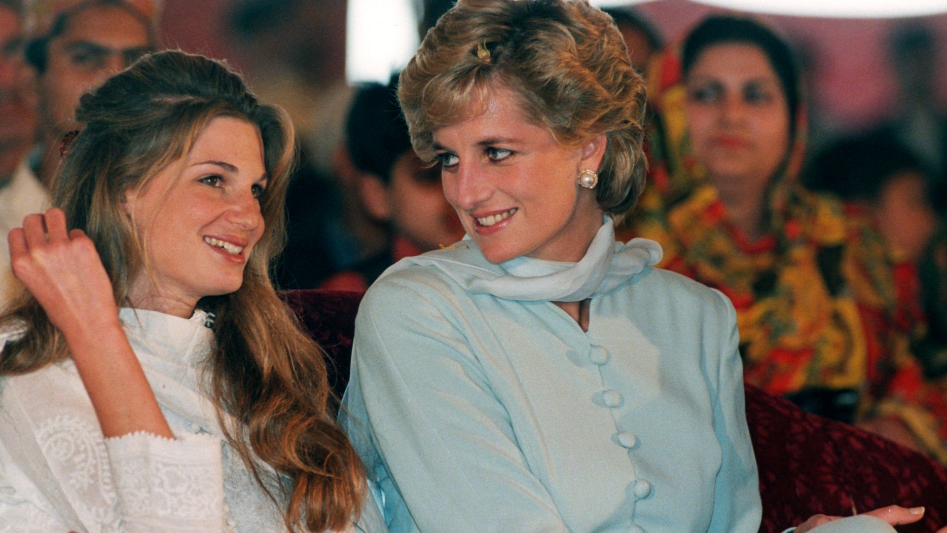 Jemima Goldsmith junto a Diana de Gales durante una visita al Hospital Shaukat Khanum en Lahore, Pakistán (1996)