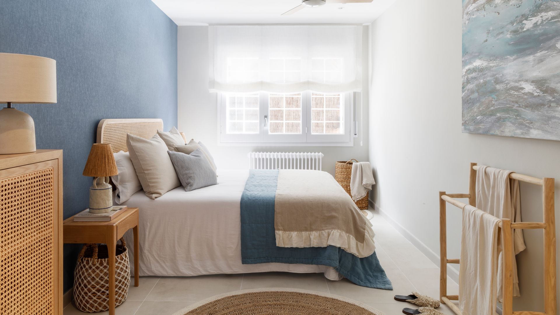 Dormitorio de verano de un proyecto de Pia Capdevila Interiorismo con estilismo de Mar Gausachs.