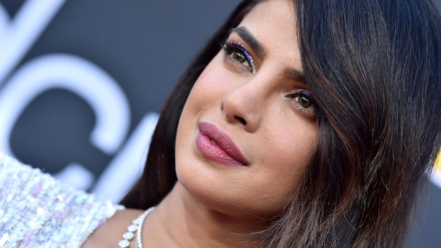 priyanka chopra combin su outfit con joyas de tiffany amp co en la alfombra roja de los 2019 billboard music awards