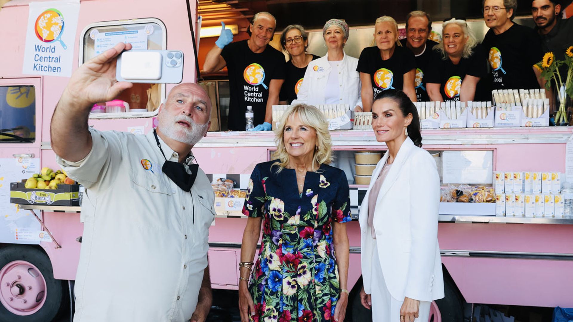 Jill Biden almuerza con sus nietas y el chef José Andrés en un exclusivo restaurante